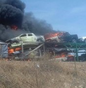 Caminhão Cegonha incendeia e carros são destruídos pelas chamas em Canapi