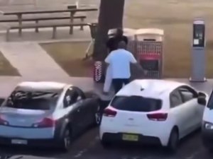 Homem imobiliza e desarma um dos atiradores em ataque em praia da Austrália