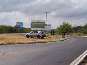 Mulher esconde maconha em sutiã, mas é presa em flagrante dentro de van 