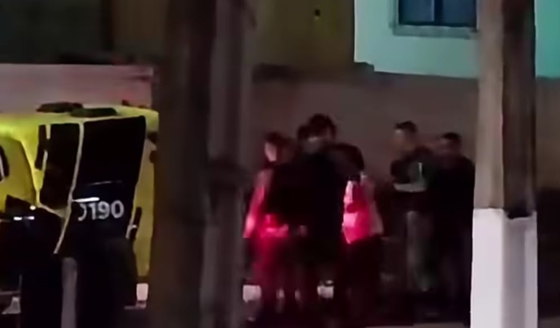 Homem reage a abordagem e acaba preso após tentar agredir policiais