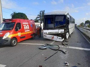 Acidente com ônibus de universitários deixa feridos na BR-104