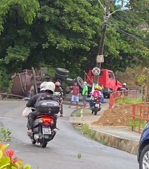 Após acidente, caminhão bloqueia ladeira que dá acesso ao bairro da Gruta