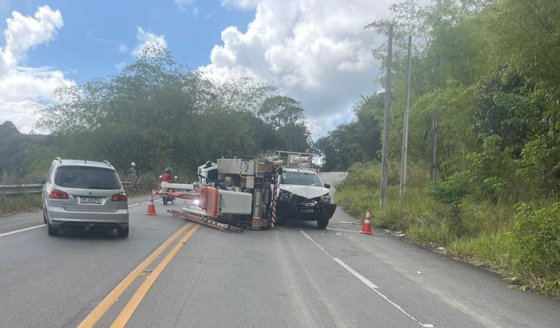 Veículos da Equatorial se envolvem em acidente na rodovia AL 465