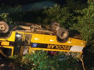 Micro-ônibus com integrantes de quadrilha junina tomba e deixa feridos na BR-104