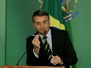 Após facilitar posse de arma, Bolsonaro prevê viabilizar porte