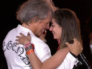Fã sobe no palco do Rock in Rio e ganha beijo de Bon Jovi