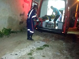 Dois motociclistas ficaram feridos após a colidirem entre si no bairro Bom Sucesso em Arapiraca