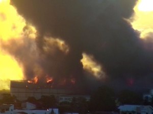 Bombeiros continuam combate a incêndio em supermercado em MT