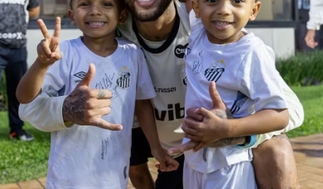 Gêmeos de Rodrygo posam com Neymar: 'Foram conhecer o tio Ney'