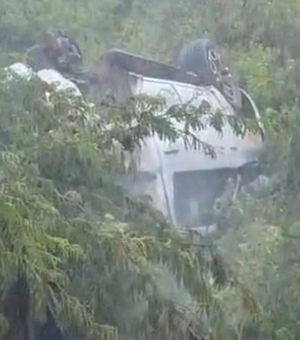 Hilux capota na AL-115 e casal é socorrido em Palmeira dos Índios