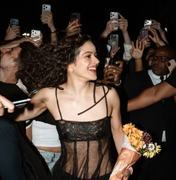 Rosalía atende fãs em porta de hotel antes de shows no Rio de Janeiro