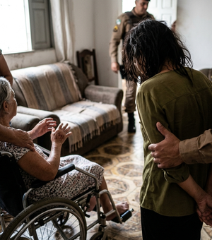 Filha embriagada agride mãe com deficiência física e acaba presa em Arapiraca