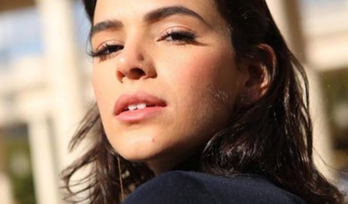Marquezine revela alter ego ao fazer tutorial de maquiagem na Vogue