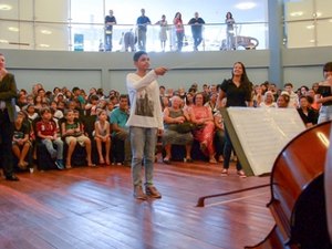 Estudante surdo emociona músicos e plateia do concerto da Camerata Ero Dictus