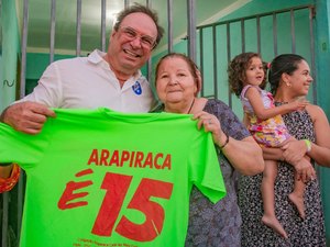 Aposentada guarda com carinho camiseta de campanha de Luciano há 20 anos