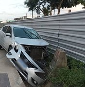 Motorista abandona carro na Durval de Góes Monteiro após colisão