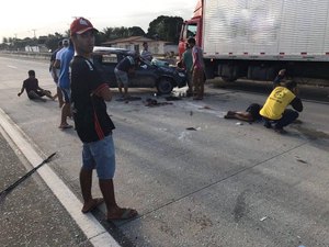 Capotamento de veículo de passeio deixa uma pessoa morta e quatro feridas