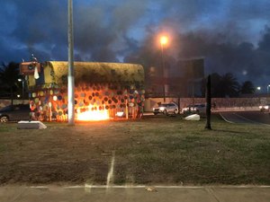 Populares contém incêndio em monumento na Pajuçara
