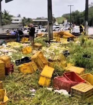 Carreta com carga de frutas e verduras tomba na rodovia BR-316 na Ladeira do Catolé