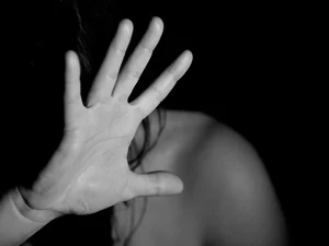 Homem é espancado pela população após agredir mulher grávida