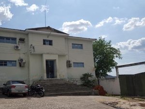 Presos fogem de delegacia após quebrarem estrutura e cavarem túnel