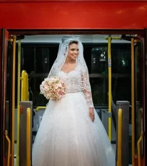 'Ganhamos até haters': noiva causa sensação ao chegar de ônibus no casório