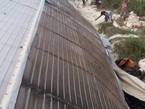 Carreta tomba  e motorista fica preso às ferragens na BR-101