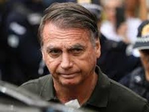 Bolsonaro está deprimido e ansioso por conta dos soluços, dizem médicos