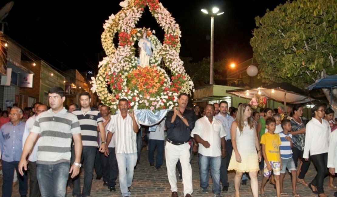 Procissão marca encerramento das festividades da padroeira