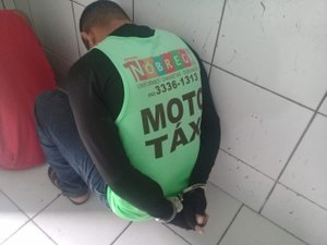 Após perseguição, mototaxista é preso com drogas em motocicleta 