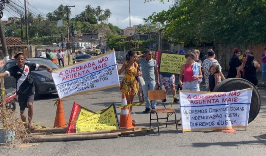 [Vídeo] Moradores protestam contra falta de investimentos na comunidade da Quebrada