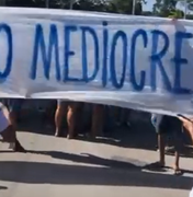 Torcedores do CSA protestam em frente ao CT Gustavo Paiva, em Maceió