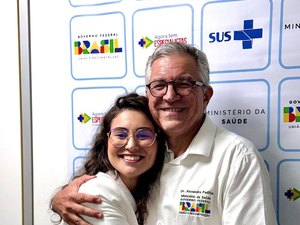 De Brasília, Teca Nelma garante micro-ônibus da saúde para municípios alagoanos