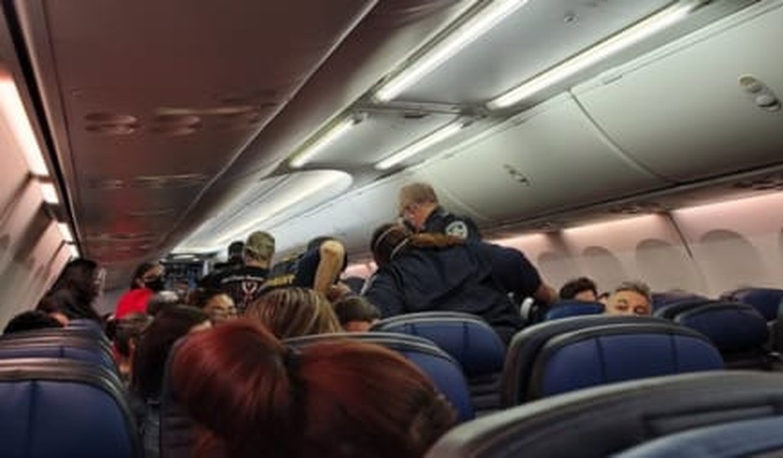 Homem com covid-19 morre em avião e passageiros se desesperam