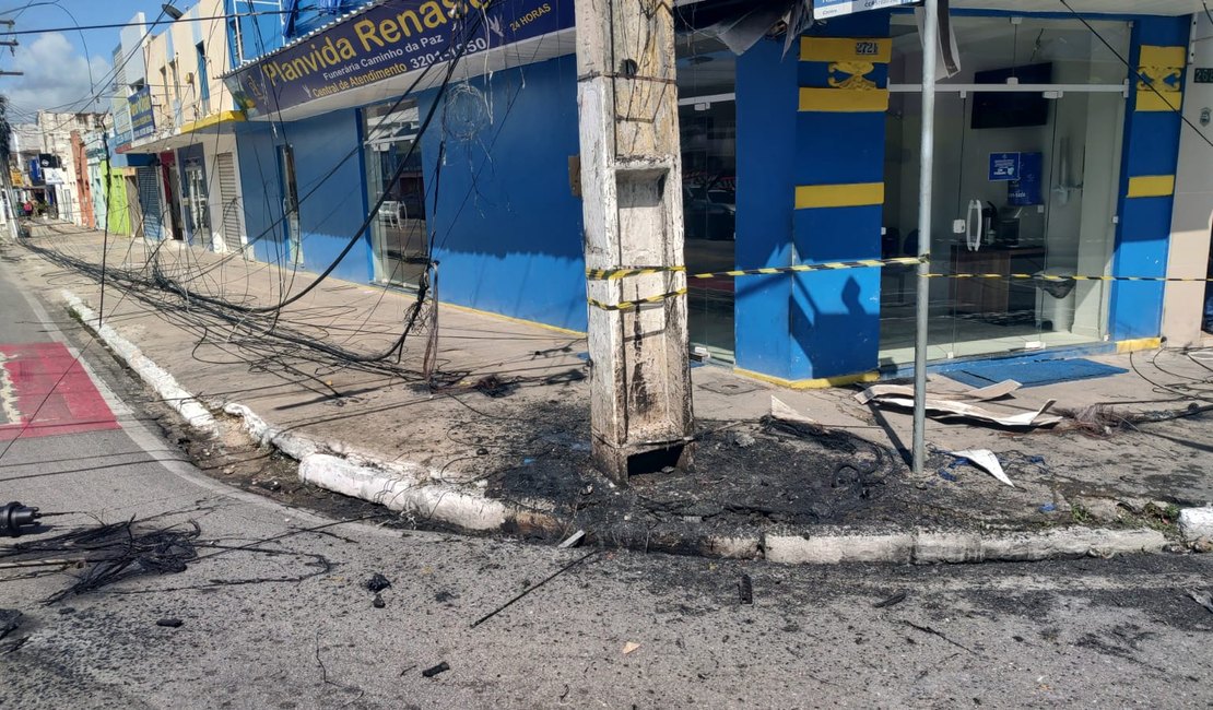 Dois postes pegam fogo no Centro de Maceió