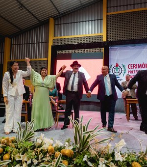 Carlos Gonçalves toma posse junto ao vice-prefeito e vereadores em cerimônia solene