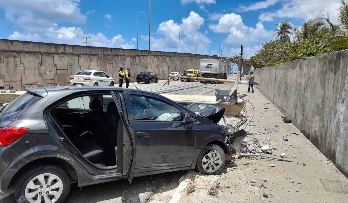 Acidente entre carro e carreta deixa uma pessoa ferida e postes caídos em Maceió