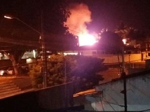 Incêndio de grandes proporções destrói depósito de fábrica de vinagres