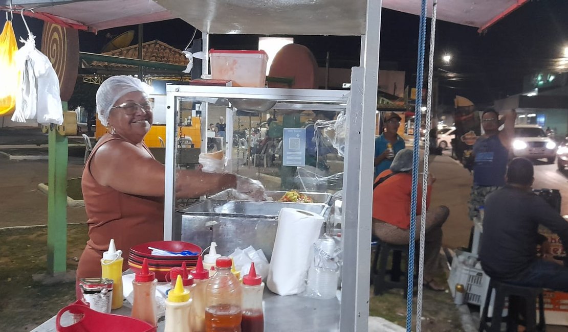 [Vídeo] Cachorro-quente no pão francês continua atraindo clientes há mais de 40 anos em Arapiraca