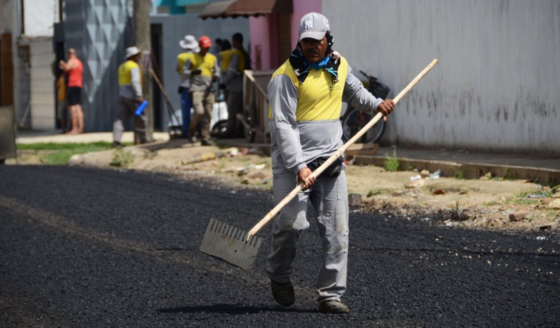 Obras de drenagem e pavimentação beneficiam mais de 200 ruas na parte alta