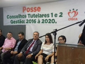 Em posse de conselheiros, juiz critica atuação do Creas