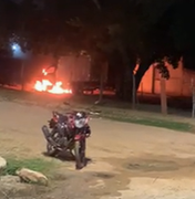 Incêndio em carro chama atenção de moradores no bairro Massaranduba, em Arapiraca