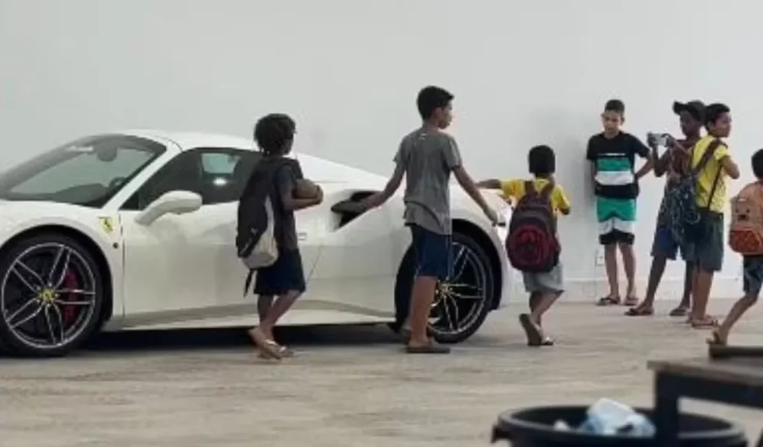 Viralizou: ao verem Ferrari, meninos abraçam e beijam o carro