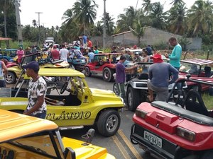 Bugueiros protestam e fecham a rodovia AL 101 Norte na Rota Ecológica