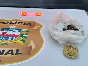 Mulher é presa ao tentar entrar com drogas em Presídio de Segurança Máxima