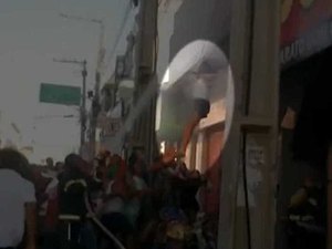 [Vídeo] Mulher se joga de prédio para escapar de incêndio na Bahia