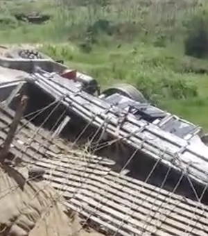 [Vídeo] Caminhão carregado de abacaxi cai em ribanceira com oito trabalhadores na carroceria