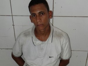 Dupla abandona moto roubada ao se deparar com a polícia em acidente no Centro