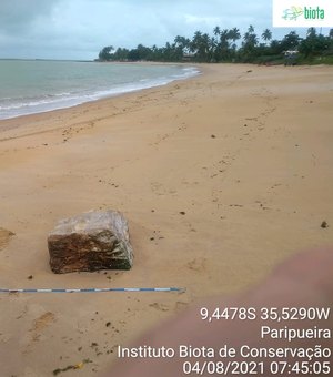 Mais três fardos de borracha são encontrados no litoral norte de Alagoas