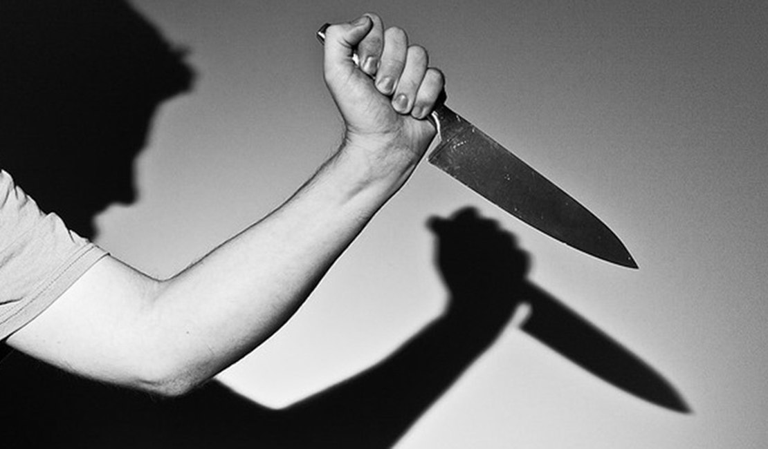 Pai ameaça filho com faca no bairro Juca Sampaio em Palmeira dos Índios
